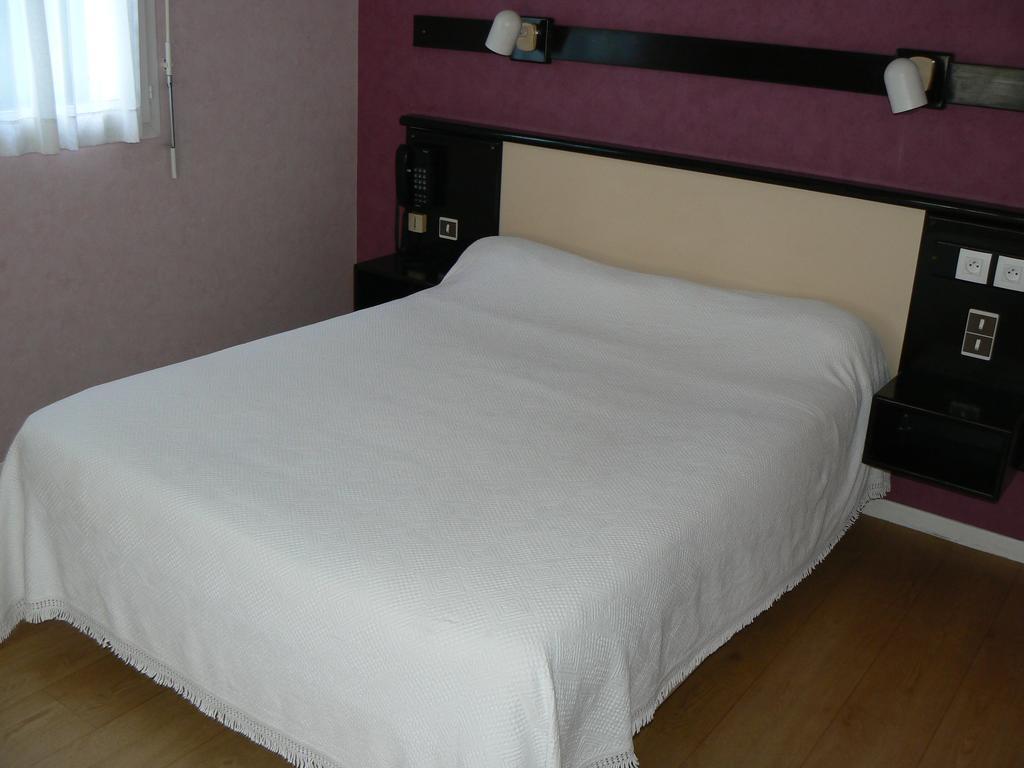 Hotel Restaurant Le Bourgneuf Morlaas Kültér fotó